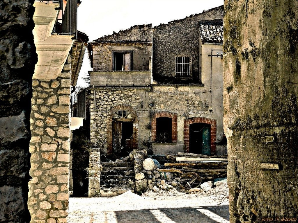 Được xem là " thị trấn ma" rùng rợn nhất Italy, ngôi làng Romagnano al Monte từng vô cùng phát triển trước khi không còn một bóng người.