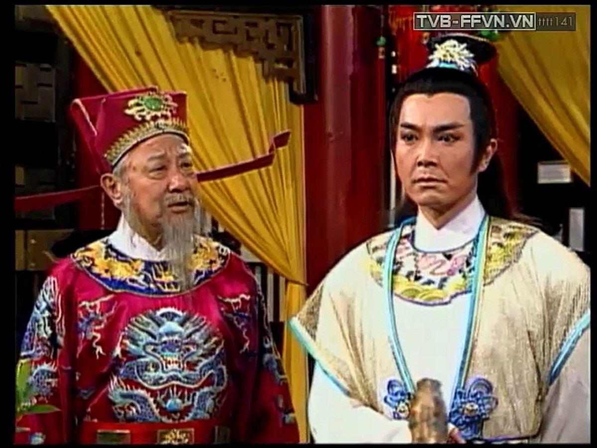 Vào thời nhà Minh, phò mã còn phải tuân thủ hàng loạt quy định "oái ăm" như phải chào hỏi công chúa 4 lần/ngày, luôn tìm cách khiến vợ vui vẻ. Khi công chúa ăn cơm, phò mã đứng ở bên hầu hạ. Thậm chí, khi phò mã muốn ân ái với công chúa thì cần phải có sự đồng ý của nhũ mẫu.