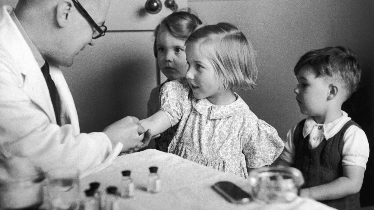 Trong lịch sử nhân loại, bệnh bạch hầu từng bùng phát ở một số nước gây hậu quả nghiêm trọng. Trong số này có việc dịch bệnh bùng phát trên diện rộng ở Liên Xô, sau là Liên bang Nga, từ năm 1990 - 1996.