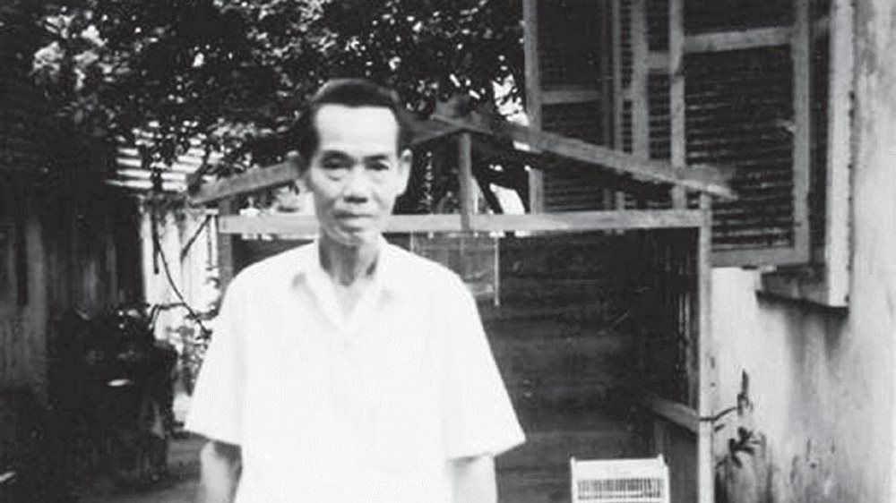 Tháng 10/1959, Phạm Xuân Ẩn về nước, nhờ những mối quan hệ, ông được Trần Kim Tuyến (cơ quan mật vụ trực thuộc Phủ Tổng thống), biệt phái sang làm việc tại Việt tấn xã phụ trách những phóng viên ngoại quốc.
