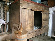 Thế nhưng, một số "giường hộp" của phụ nữ thay thế cánh cửa ra vào làm từ gỗ bằng rèm cửa.