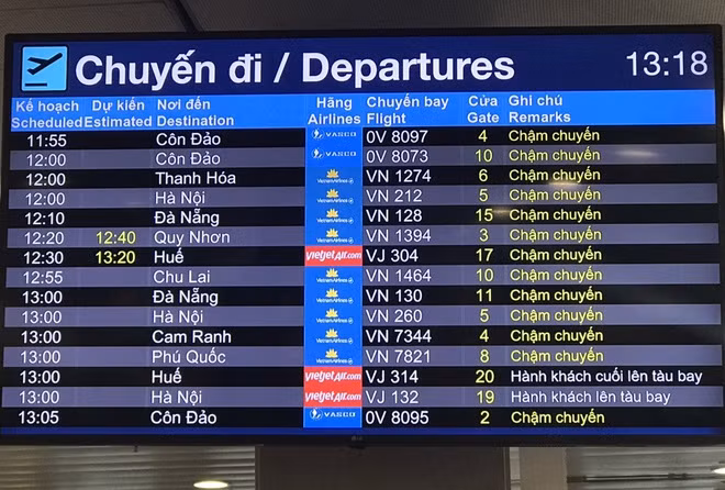 May bay truot khoi duong bang, san bay Tan Son Nhat tam dung hoat dong-Hinh-3