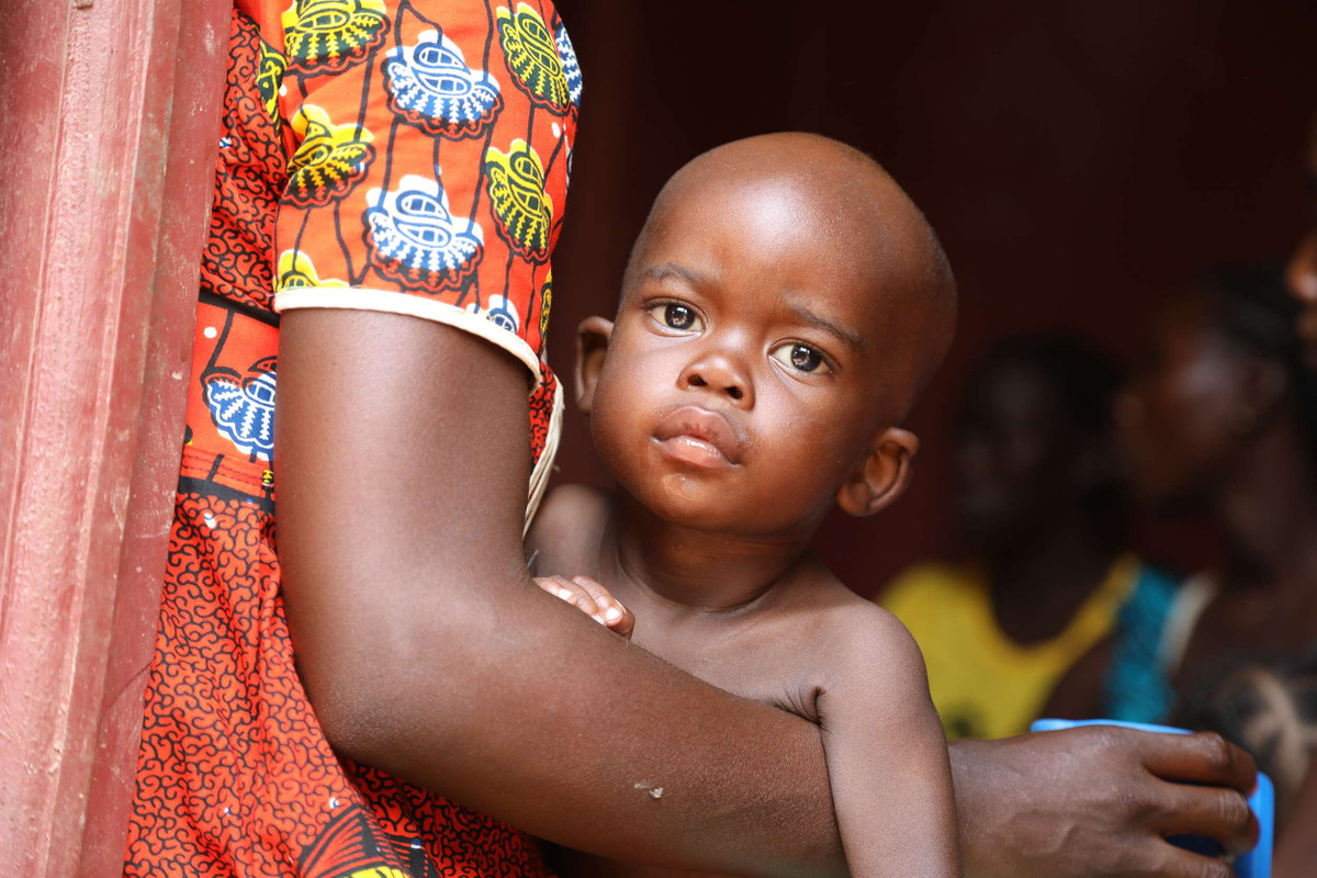 Khi có người qua đời, gia đình đưa người thân quá cố tới các làng lân cận để mai táng. Nguyên do là bởi ngôi làng Mafi Dove có diện tích nhỏ, không có đủ quỹ đất để làm nghĩa trang.