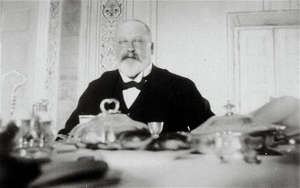 Thế nhưng, ngay từ khi còn trẻ, Hoàng tử Edward vướng vào bê bối lớn bởi sở thích chìm đắm trong sắc dục.