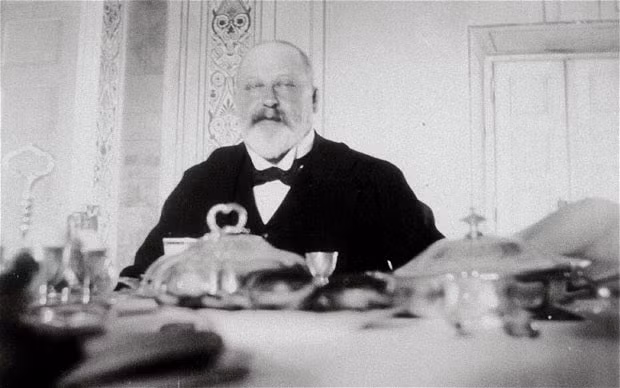 Thế nhưng, ngay từ khi còn trẻ, Hoàng tử Edward vướng vào bê bối lớn bởi sở thích chìm đắm trong sắc dục.