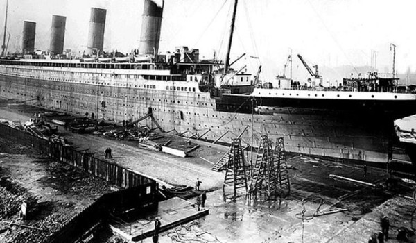 Trong quá trình đóng tàu Titanic, lần lượt 8 công nhân gặp tai nạn lao động và tử vong. 5 trong số 8 công nhân được xác định danh tính là: Samuel Scott, John Kelly, William Clarke, James Dobbin và Robert Murphy.