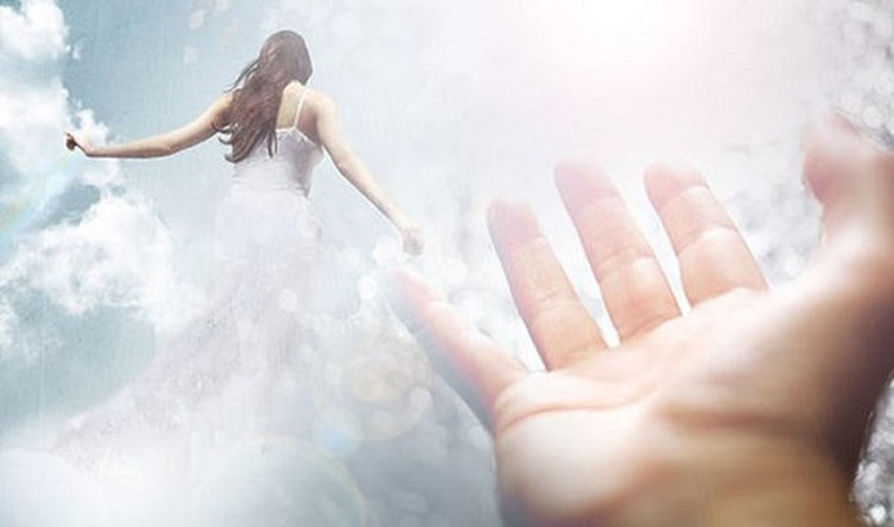 Dorothy Eady Louis nổi tiếng thế giới với câu chuyện về cuộc sống kiếp trước của mình. Bà kể rằng nhớ được kiếp trước sau một tai nạn ngã cầu thang suýt chết năm 3 tuổi.