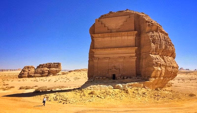 Mada'in Saleh là thành phố cổ nổi tiếng ở Saudi Arabia. Nơi đây hấp dẫn du khách bởi nó chứa một lâu đài được tạc từ một tảng đá duy nhất có tên Qasr al-Farid.