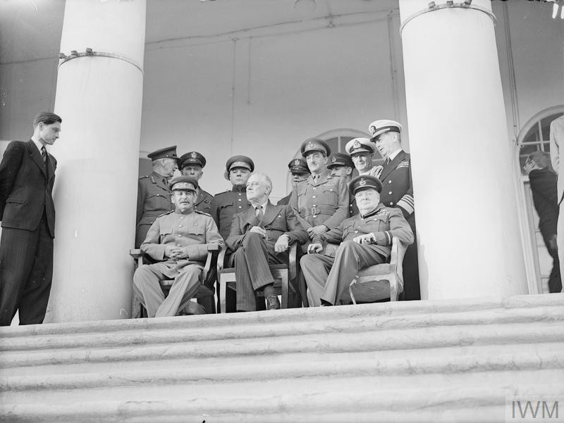 Song song với đó, Mỹ và Anh phối hợp thực hiện một chiến dịch lớn ở Pháp nhằm đánh bật phát xít Đức ta khỏi nước này.