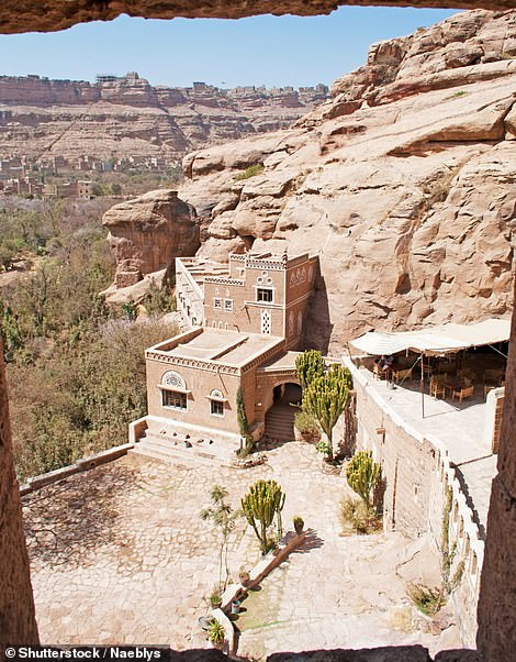 Dar al-Hajar thuộc sở hữu của hoàng gia Yemen cho đến năm 1962. Hiện cung điện mở cửa cho du khách tham quan và được xem như một bảo tàng.