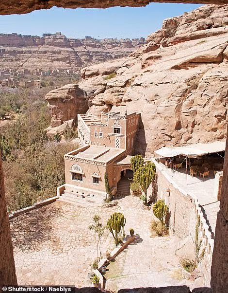 Dar al-Hajar thuộc sở hữu của hoàng gia Yemen cho đến năm 1962. Hiện cung điện mở cửa cho du khách tham quan và được xem như một bảo tàng.