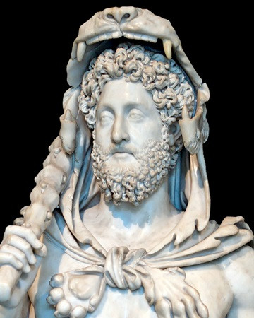 Commodus (tên đầy đủ Lucius Aelius Aurelius Commodus) trở thành hoàng đế La Mã vào năm 177. Ông kế thừa ngai vàng từ cha - hoàng đế Marcus Aurelius.