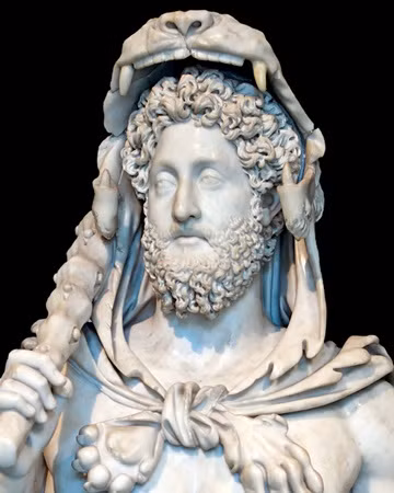 Commodus (tên đầy đủ Lucius Aelius Aurelius Commodus) trở thành hoàng đế La Mã vào năm 177. Ông kế thừa ngai vàng từ cha - hoàng đế Marcus Aurelius.