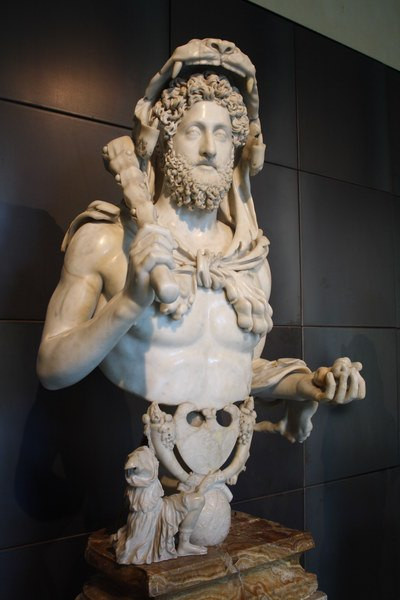 Commodus rơi vào trạng thái điên loạn và hoàng tưởng khi cho rằng bản thần là người hùng Hercules.