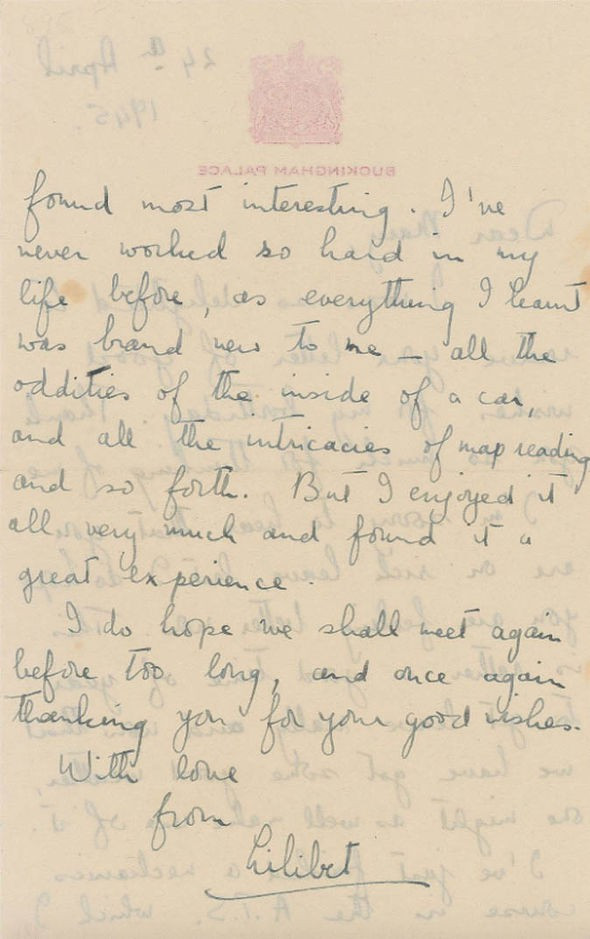 Công chúa Elizabeth từng viết thư kể cho bạn thân khi gia nhập Lực lượng hỗ trợ mặt đất: "Từ nhỏ đến giờ tớ chưa từng làm việc chăm chỉ như vậy. Mỗi ngày tớ được học nhiều điều mới lạ, tất tần tật mọi thứ về ô tô và cách đọc tên từng bộ phận trong đó".