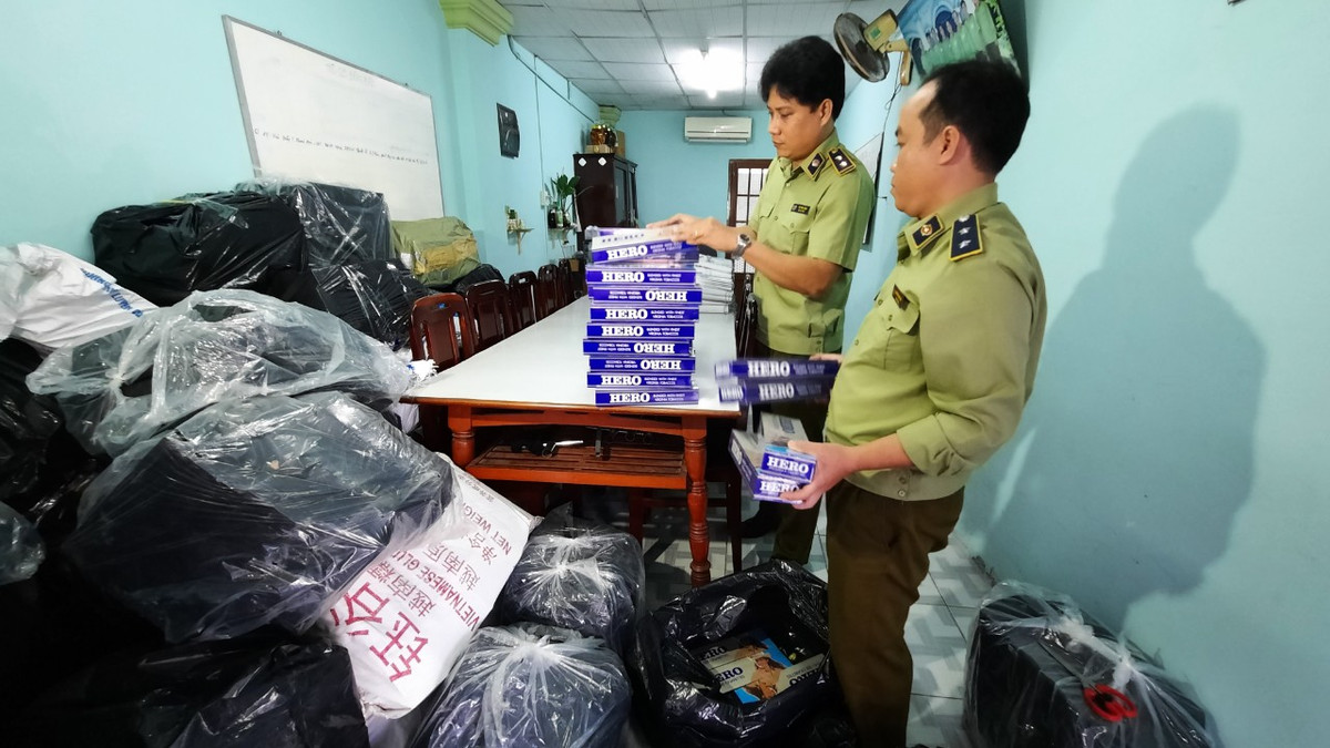 Tai xe cho 12.500 goi thuoc la lau va vao xe bien xanh roi bo di