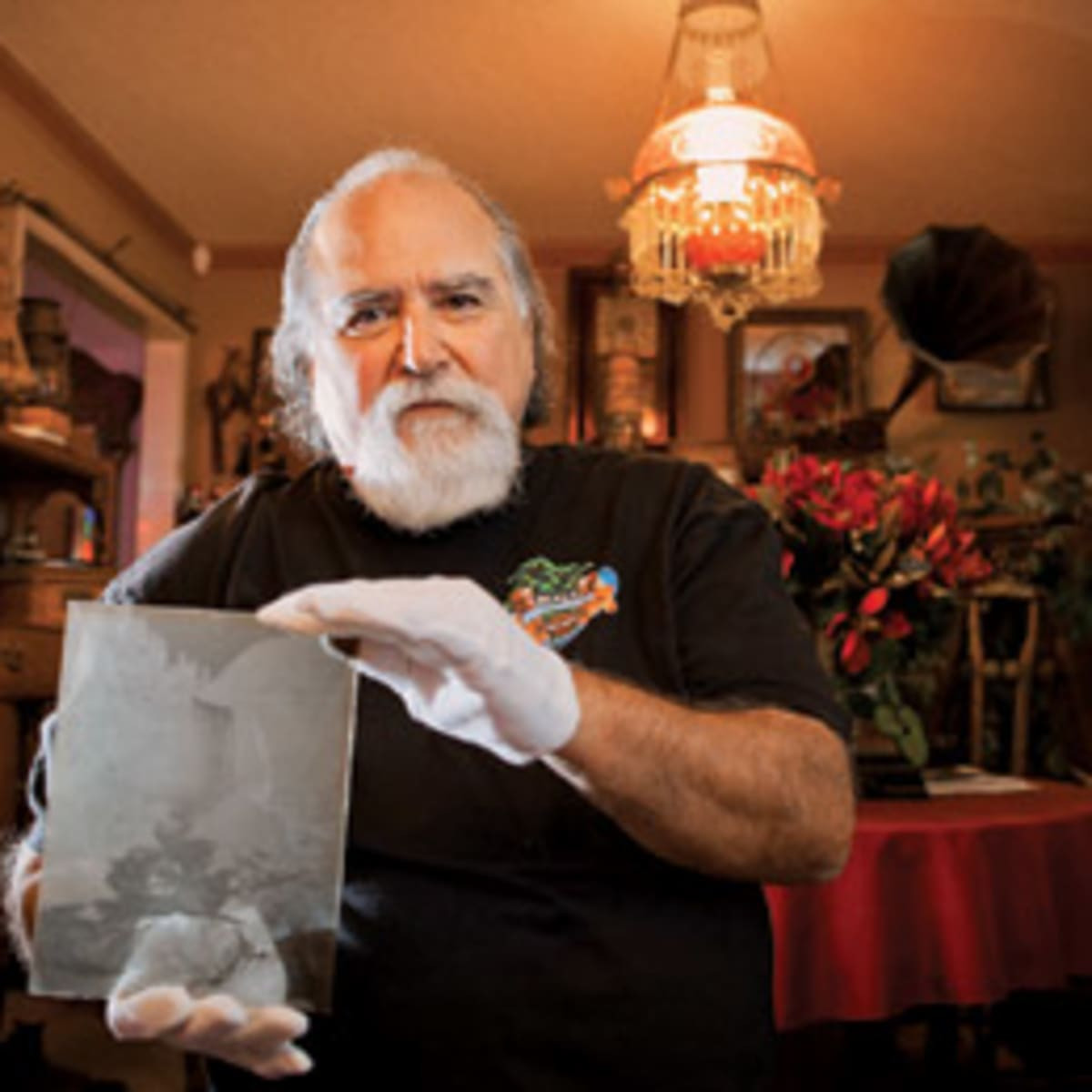 Về sau, ông Norsigian phát hiện chúng là những tác phẩm của nhiếp ảnh gia nổi tiếng Ansel Adams nổi tiếng với loạt ảnh đen trắng về miền Tây nước Mỹ.