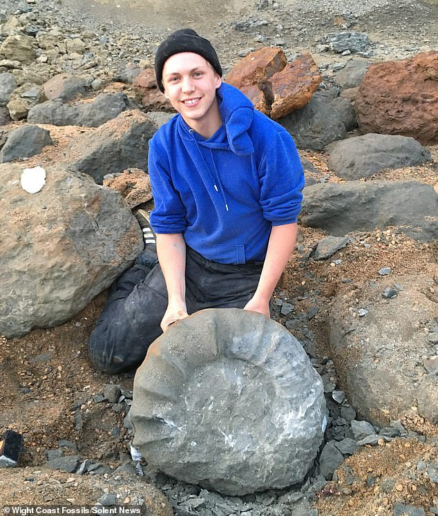 Sinh viên đại học Jack Wonfor (19 tuổi) và Theo Vickers (21 tuổi), sáng lập viên tổ chức Wight Coast Fossils, mới gây xôn xao dư luận khi tìm thấy vỏ hóa thạch 115 triệu tuổi, nặng gần 100 kg.