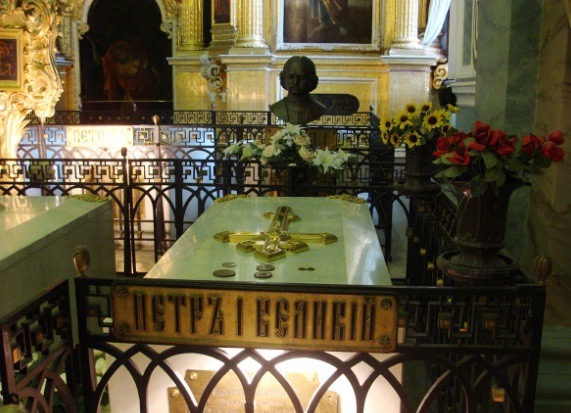 Vào năm 1731, thi hài Peter Đại đế và vợ Hoàng hậu Catherine I được đưa xuống hầm mộ của nhà thờ trên.