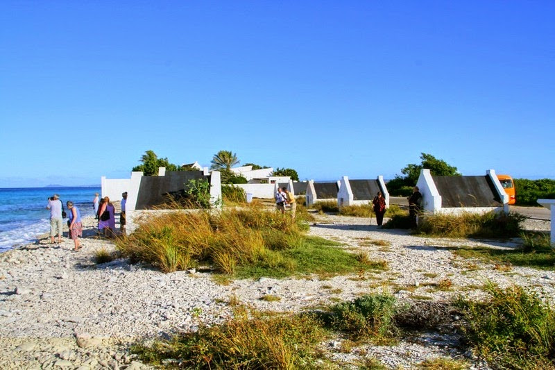 Nô lệ châu Phi được đưa tới đảo Bonaire làm các công việc như trồng ngô, đốn gỗ, làm muối. Họ sống trong những túp lều nhỏ xíu được xây bằng đá với những ô cửa tí hon. Muốn vào bên trong lều, nô lệ chỉ có thể bò vào.