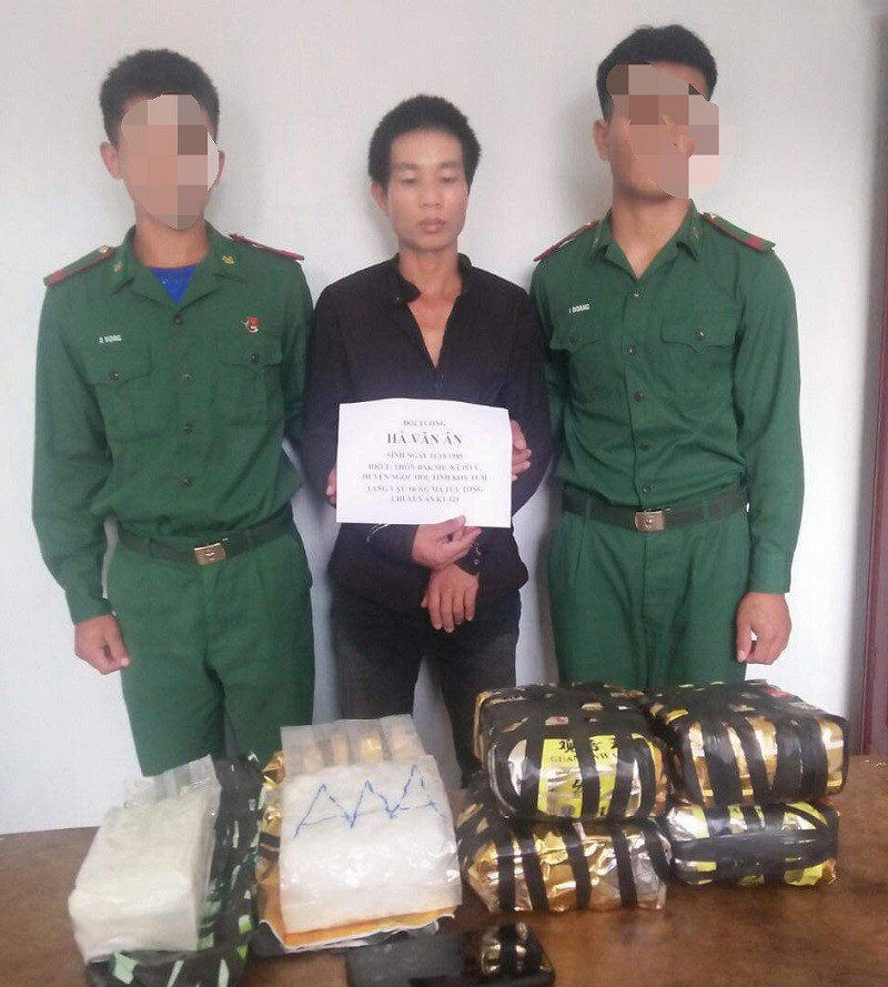 Bat qua tang doi tuong van chuyen 6 kg ma tuy