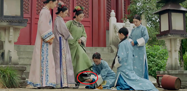 Đặc biệt, loại giày này khiến phi tần khó giữ thăng bằng nên ở bên cạnh luôn có cung nữ hỗ trợ trong lúc di chuyển.