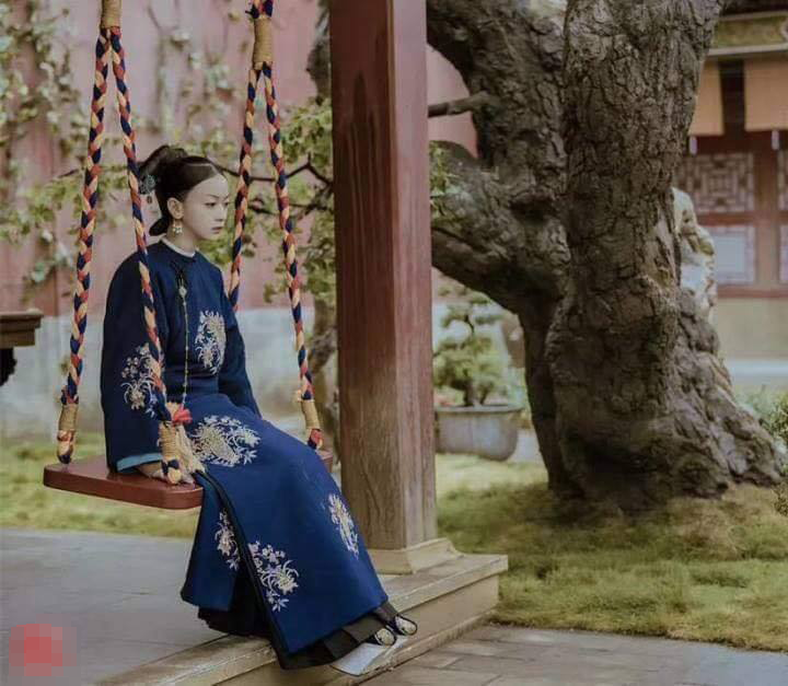 Loại giày này của phụ nữ hoàng gia thời nhà Thanh được xem như là phiên bản cổ xưa của giày cao gót dành cho phụ nữ ngày nay.