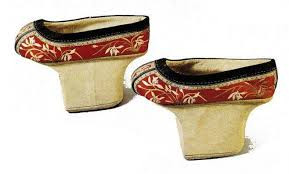 Dù loại giày "hoa bồn để" khó đi nhưng nó giúp các phi tần có dáng vẻ uyển chuyển, yểu điệu thục nữ và quyến rũ hơn.