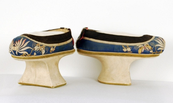 Điều này xuất phát từ việc giày "hoa bồn để" có phần đế cao 5 cm, 15 cm và thậm chí có đôi lên đến 25 cm.