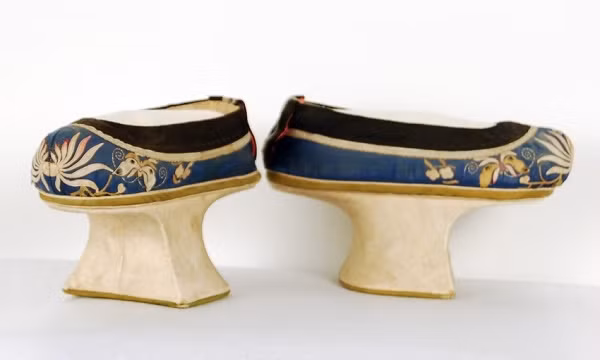 Điều này xuất phát từ việc giày "hoa bồn để" có phần đế cao 5 cm, 15 cm và thậm chí có đôi lên đến 25 cm.