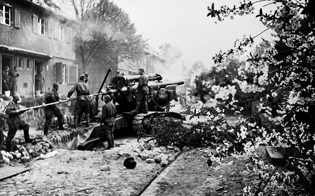 Hơn 6.000 xe tăng, 7.500 máy bay, 41.600 khẩu pháo và súng cối, 3.255 bệ phóng tên lửa Katyusha gắn trên xe tải, xe cơ giới được Liên Xô triển khai tới Berlin.