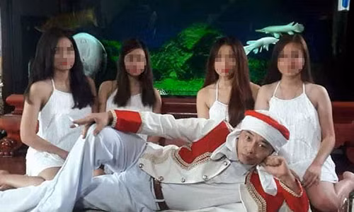 Pho giam doc Duong 'Nhue' thau tom dau gia dat dai nhu the nao?