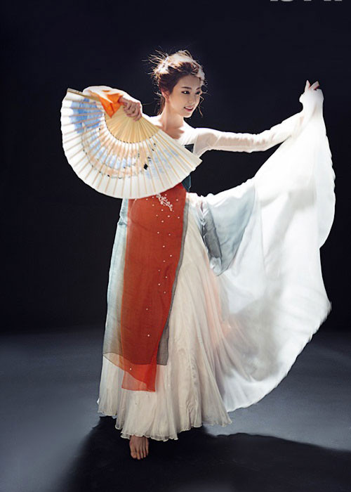 Jo Eun Jung sinh ra trong gia đình khá giả tại Seoul. Cô học múa, khiêu vũ từ năm 6 tuổi.