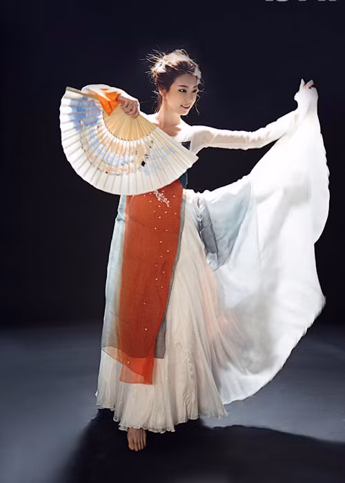 Jo Eun Jung sinh ra trong gia đình khá giả tại Seoul. Cô học múa, khiêu vũ từ năm 6 tuổi.