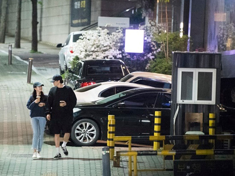 Nam diễn viên phim "Giày thủy tinh" xác nhận hẹn hò Jo Eun Jung vào tháng 5/2019. Đây là mối tình thứ hai anh công khai. Trước đó, anh từng yêu nữ diễn viên Kim Hyun Joo.