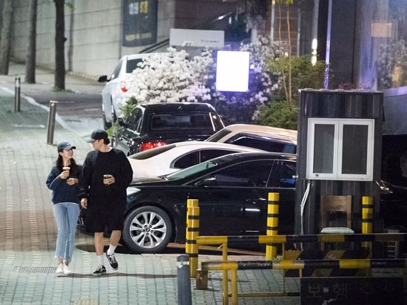 Nam diễn viên phim "Giày thủy tinh" xác nhận hẹn hò Jo Eun Jung vào tháng 5/2019. Đây là mối tình thứ hai anh công khai. Trước đó, anh từng yêu nữ diễn viên Kim Hyun Joo.