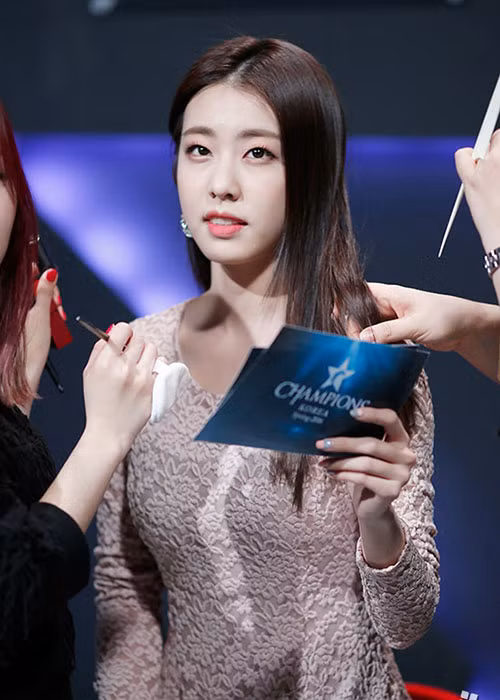 Năm 2016, bà xã của So Ji Sub rời OGN để tập trung tốt nghiệp đại học. Năm 2017, cô đầu quân cho đài SBS.