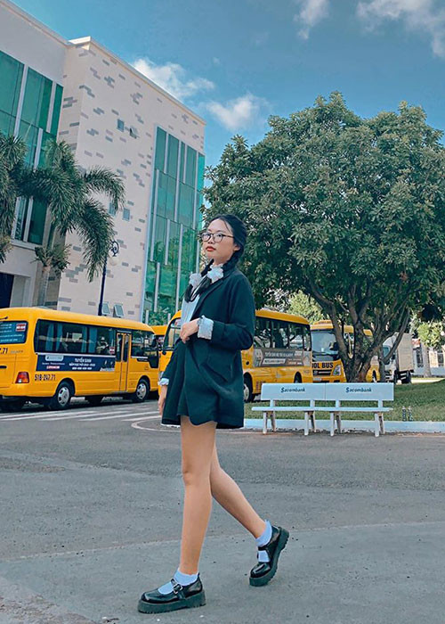 Bị cho là chín ép, Phương Mỹ Chi cho rằng em đã học lớp 11 rồi có thể mặc được những trang phục đó, nhưng em sẽ không theo đuổi hình ảnh quá phản cảm.