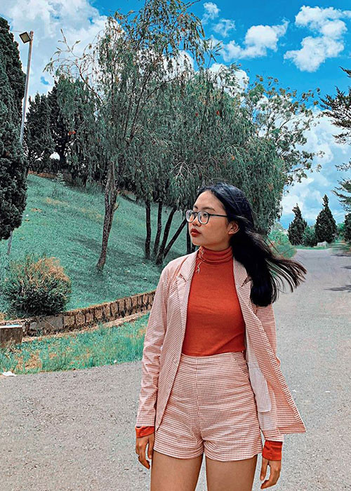 Phương Mỹ Chi nhiều lần bị soi về ăn mặc khi thường xuyên mặc quần short, áo crop top hở vai, trang điểm đậm. Khán giả cho rằng Phương Mỹ Chi già trước tuổi, mong em vẫn giữ sự giản dị, mộc mạc.