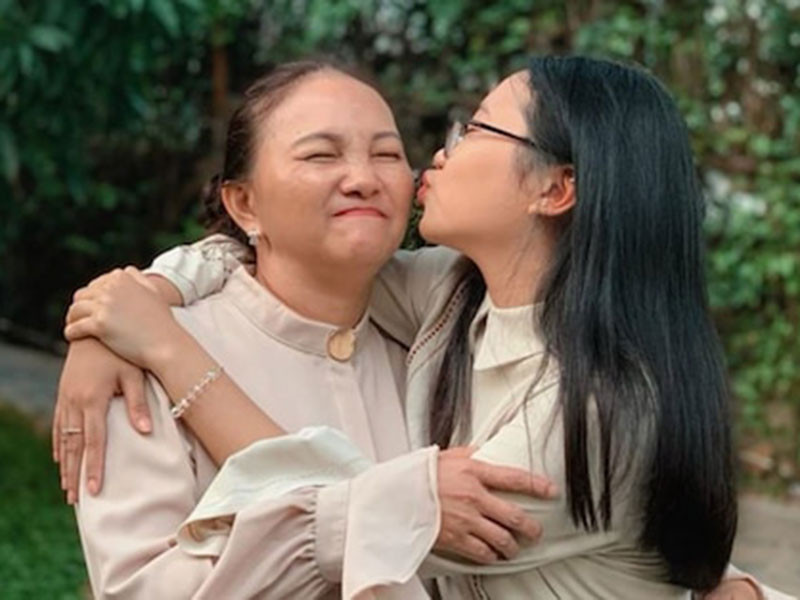 Tuy nhiên, nhiều bình luận chê việc bôi trét kem đầy mặt người lớn của Phương Mỹ Chi là đùa giỡn quá đà, mất vệ sinh. Về phần mình, giọng ca “Quê em mùa nước lũ” cho biết, ngày sinh nhật mẹ cô vui là được.