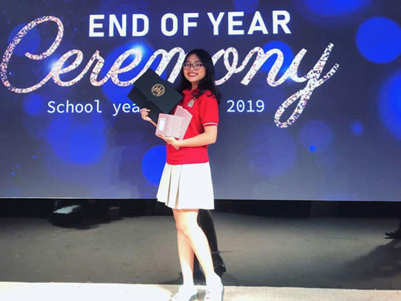 Phương Mỹ Chi cũng từng khốn đốn vì nghi vấn học kém do tất bật chạy show. Để đáp trả, giọng ca “Quê em mùa nước lũ” thường xuyên khoe kết quả học tập tốt.