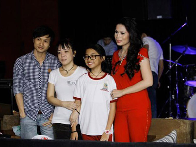 Phương Mỹ Chi cho hay em chưa bao giờ mặc định gặp người nào đó mà không chào, đặc biệt với cô Út là người ruột thịt và cũng là người thầy đầu tiên nên không có lý do gì mà em không chào hỏi. Ảnh: Khám Phá