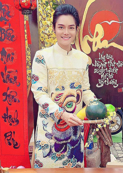 Hoài Linh nhanh chóng khuyên Cao Hữu Thiên mở lại trang cá nhân để đọc góp ý của khán giả. "Mũi dại, lái chịu đòn, con mình hư, hay làm chưa tốt thì mình dạy. Chuyện sự cố này coi như một lằn roi đầu tiên quất vào con tôi. Nhưng tôi vẫn động viên con rằng, nếu muốn thể hiện khả năng, hãy thể hiện một cách tốt nhất, làm nghề bằng cả trái tim và đam mê", Hoài Linh chia sẻ.