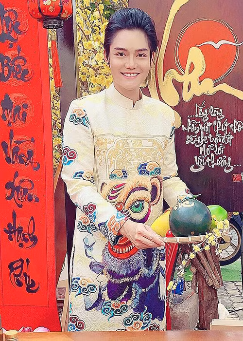 Hoài Linh nhanh chóng khuyên Cao Hữu Thiên mở lại trang cá nhân để đọc góp ý của khán giả. "Mũi dại, lái chịu đòn, con mình hư, hay làm chưa tốt thì mình dạy. Chuyện sự cố này coi như một lằn roi đầu tiên quất vào con tôi. Nhưng tôi vẫn động viên con rằng, nếu muốn thể hiện khả năng, hãy thể hiện một cách tốt nhất, làm nghề bằng cả trái tim và đam mê", Hoài Linh chia sẻ.