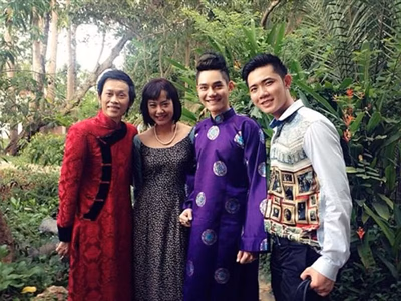 Khi biểu diễn trực tiếp, Cao Hữu Thiên bị cư dân mạng chê hát chênh, phô, đuối hơi, phá hit Hồ Quỳnh Hương. Ảnh: Yan