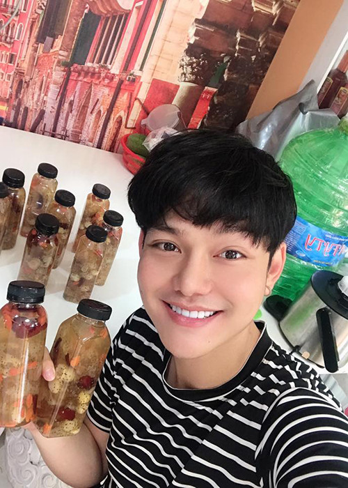 Ngoài ra, Cao Thiên Hữu còn bán hàng online kiếm thêm thu nhập.