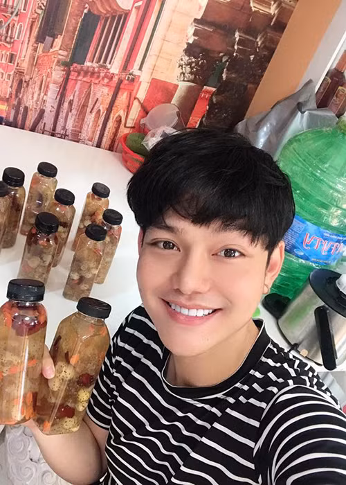 Ngoài ra, Cao Thiên Hữu còn bán hàng online kiếm thêm thu nhập.