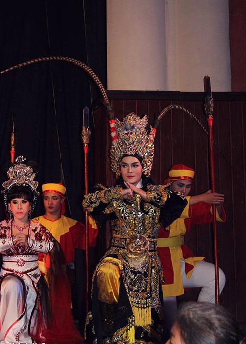 Nam ca sĩ chạy show ở các tỉnh, diễn kịch.