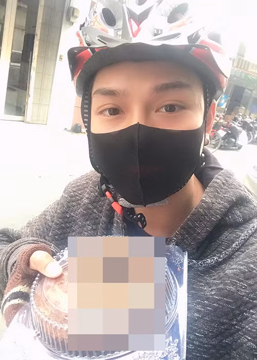 Nam ca sĩ thường xuyên đi giao hàng.