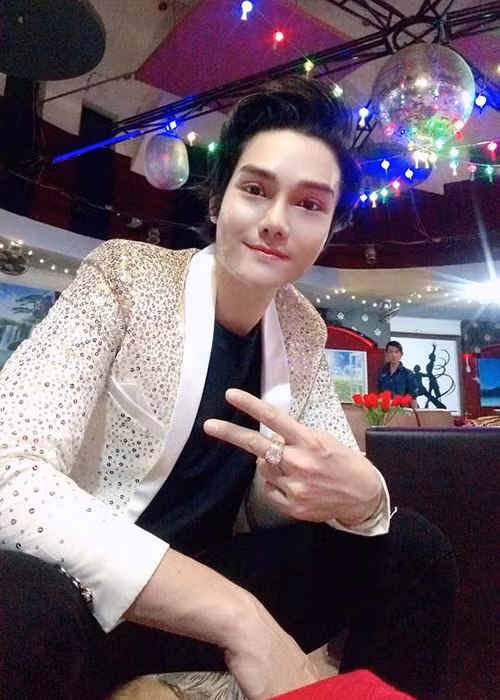 Trong 6 năm qua, con trai nuôi của danh hài Hoài Linh vẫn duy trì hoạt động nghệ thuật.